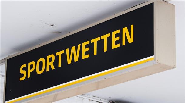 Wettoase Fußball: Was steckt hinter dem Manipulationssystem? Verdacht auf Wettbetrug: 17 Fußballspiele in Deutschland sollen womöglich manipuliert worden sein.