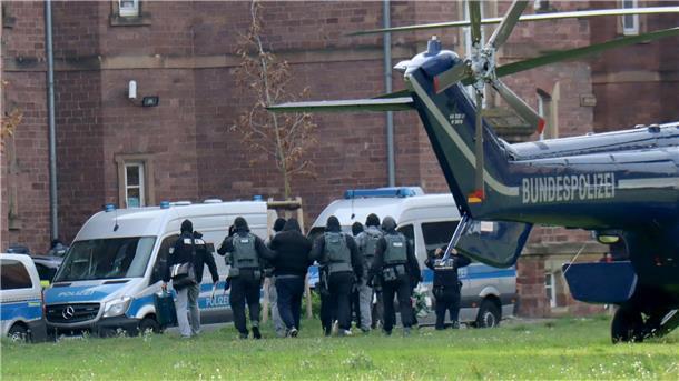 Bundesanwaltschaft klagt „Sächsische Separatisten“ an Verdächtige werden zum Ermittlungsrichter am Bundesgerichtshof gebracht. (Archivbild)