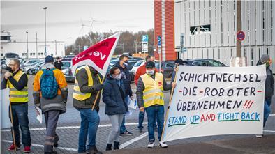 Verdi-Betriebsrats-Aktion bei Eurogate im Hafen macht die Belegschaft auf die anstehenden Umstrukturierungsmaßnahmen im Unternehmen aufmerksam.