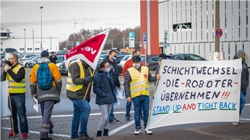 Verdi-Betriebsrats-Aktion bei Eurogate im Hafen macht die Belegschaft auf die anstehenden Umstrukturierungsmaßnahmen im Unternehmen aufmerksam.