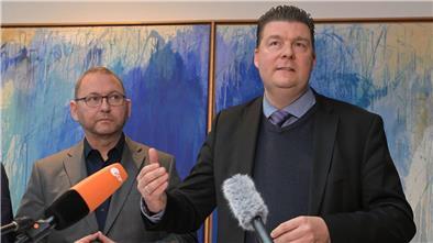Verdi-Chef Frank Wernicke (l) und der Verhandlungsführer der Länder, Hamburgs Finanzsenator Andreas Dressel in Potsdam.