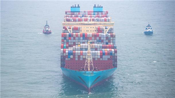 Ein Containerschiff. Verdi fordert besseren Schutz für Seeleute weltweit. Gewalt und Krisen bedrohen Crews zunehmend, so die Gewerkschaft.