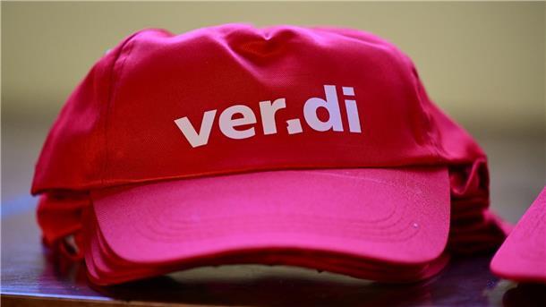 Tarifverhandlungen für Speditionsbranche beginnen Verdi-Kappen liegen für die Kundgebung von Beschäftigten des öffentlichen Dienstes im historischen Rathaus bereit.