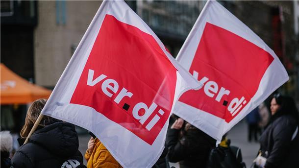 Öffentlicher Dienst: Schlichter für mehr Geld in zwei Stufen Verdi verhandelt im Tarifstreit für mehr als 2,5 Millionen Beschäftigte im öffentlichen Dienst von Bund und Kommunen. (Archivbild)