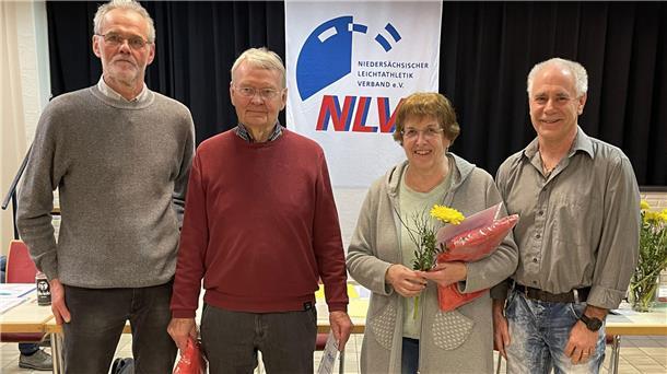 Ehrungen beim Kreisverbandstag der Leichtathleten Verdienstvolle Mitarbeiter wurde beim Verbandstag der Leichtathleten geehrt (von links): Theo Maxin, Heiner Otte, Helga Rüdiger Otte und Jürgen Klinkhardt.