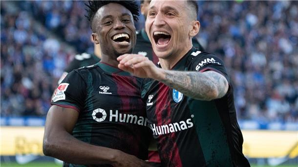 1:1 bei Hertha: Magdeburg patzt im Aufstiegsrennen Verdiente Führung: Lubambo Musonda (l.) jubelt mit Vorlagengeber Barıs Atik.
