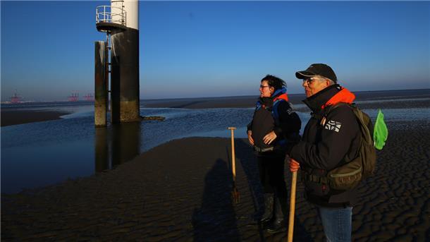 Verena Kernbach und Yvonne Ahlers am Unterfeuer Tossens. Es steht drei Kilometer vor der Küste und ist bei ablaufendem Wasser mit einem Wattführer gut zu erreichen.