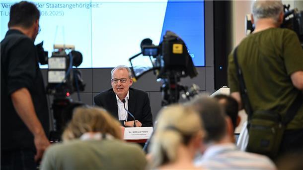 Was bedeutet das Gutachten zur AfD in Brandenburg? Verfassungsschutzchef Wilfried Peters nennt Gründe der Behörde zur Einstufung der AfD in Brandenburg als gesichert rechtsextremistisch.