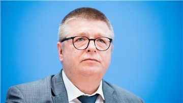 Verfassungsschutzpräsident Thomas Haldenwang hatte im Zusammenhang mit der Europawahlversammlung der AfD davon gesprochen, dass „diverse Wahlbewerber rechtsextremistische Verschwörungstheorien“ geäußert hätten.