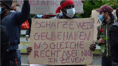 Vergangene Woche demonstrierten Afrikaner in Zeven nicht nur für die Aufklärung des Mordes an dem Ivorer Amadou Diabate, sondern gleichzeitig gegen angebliche Willkür in der Ausländerbehörde. Eine Bremer Anwältin trägt die Vorwürfe mit, während der Freundeskreis Asyl die Sache völlig anders bewertet.