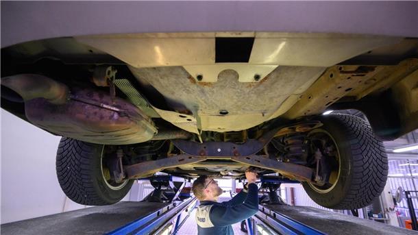 Tüv und Co: Prüfer finden mehr schwere Mängel an Autos Vergangenes Jahr fanden die Prüfer häufiger schwere Mängel. (Archiv)