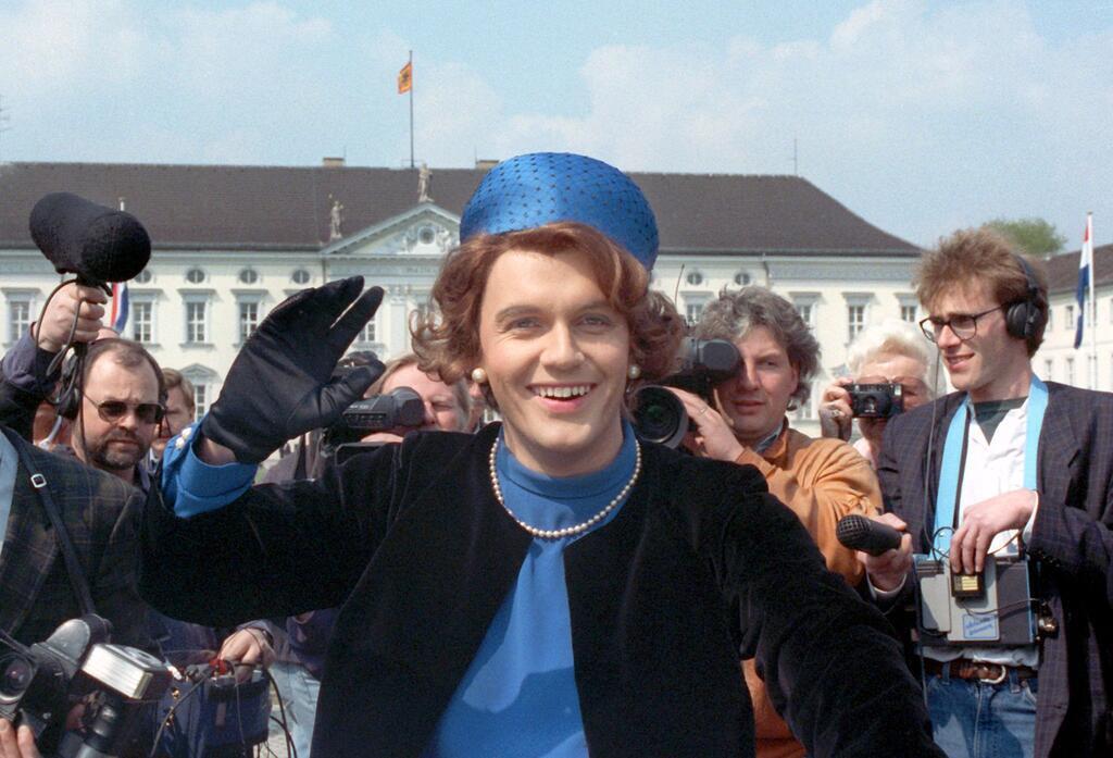 Verkleidet als Königin Beatrix winkt der deutsche Komiker und Showmaster Hape Kerkeling vor Schloss Bellevue für die Presse. (Archivfoto von 1991)