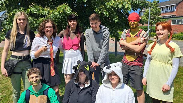 Verkleidete Abiurienten auf der Mottoparty der Waldschule: Sara Krüger (v.l.hinten), Runa Mittmann, Lia Stache, Niel Heitmann, Elias Riess und Estelle Bleck. Vorn von links: Luis Patzewitz, Mika Ladwig und Cynthia Hofmann.