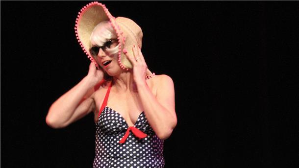 Burlesque: Etwas Erotik und ganz viel Spaß Verkleidung, Schauspielerei und Übertreibung gehören beim Burlesque dazu.