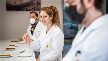 Verkosten gehört dazu: Beate Hajek (Mitte) probiert mit ihren Kollegen vom ttz, Markus von Bargen (links) und Tobias Fitzel vegane Produkte.