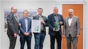 Mehrere Männer stehen nebeneinander.