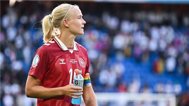 Sorgen beim FC Bayern: Nach Gwinn auch Harder verletzt Verletzt ausgewechselt: Pernille Harder vom FC Bayern.