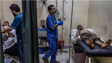 Verletzte in einem Krankenhaus im syrischen Idlib. Auch in der Dair al-Saur-Region im Osten des Landes kommt es seit Tagen zu heftig Kämpfen.