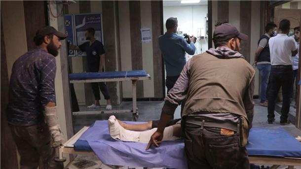 Verletzte in einem Krankenhaus in Idlib. Bei einem Drohnenangriff auf eine Militärakademie in der Stadt Homs wurden Dutzende Menschen getötet.