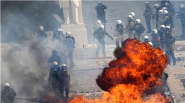 Vermummte schleuderten nach der Demo in Athen Brandsätze.