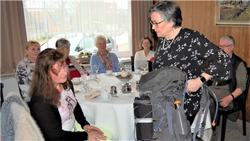 Veronika Männel (rechts) zeigt den Landfrauen ihren Rucksack, in dem sie sieben Kilogramm Gepäck für die fünfwöchige Pilgerreise auf dem Jakobsweg verstaut hatte. 