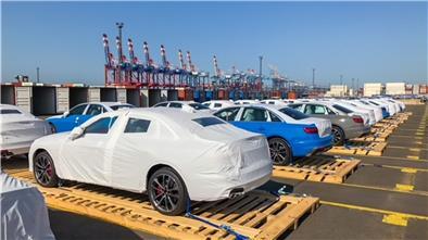 Verpackt auf Paletten warten die Autos auf ihre Zugfahrt nach China.