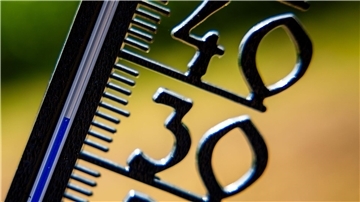 Ein Thermometer zeigt mehr als 30 Grad Celsius an. 
