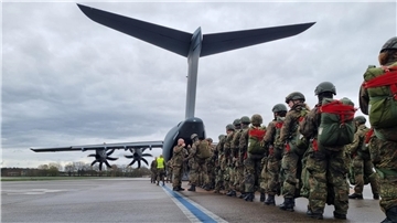 Verringerte Sinkgeschwindigkeit und bessere Steuerfähigkeit zeichnen einen neuen Fallschirm aus, den die Seedorfer Fallschirmjäger ausprobieren durften, hier vor dem Flugzeug auf dem Weg zum Sprung.