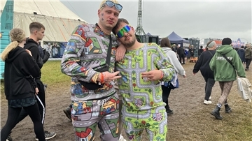 Verrückte Outfits gehören zum Festival einfach dazu. Auf dem Deichbrand 2025 findet man sie alle: Bauarbeiter, Hühnerbeine und eine ganze Crew aus den Asterix-Comics.