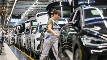 Verschiedene E-Fahrzeuge laufen im Werk von Volkswagen in Zwickau übers Band. Die deutsche Autoindustrie hat im vergangenen Jahr die Exporte von Elektro-Autos deutlich gesteigert.