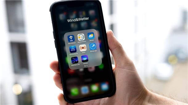 Wettervorhersage: Wie genau sind App-Prognosen? Verschiedene Wetter-Apps auf einem Smartphone. Was können sie?
