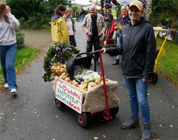 „Verschlafen“ hat wohl der jüngste Teilnehmer die Ernteparade.