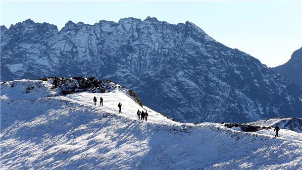 Paar steigt mit Baby auf Tatra-Gipfel - Rettungseinsatz Verschneite Berge in der Hohen Tatra. (Archivbild)