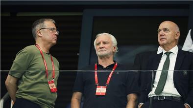 Verspricht einen anderen Auftritt im nächsten Spiel: DFB-Geschäftsführer Andreas Rettig (l).