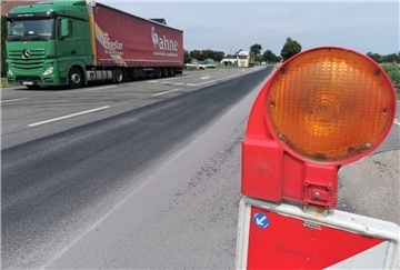 Versuchslabor B212: Das Foto zeigt das Probefeld, das die Straßenbauer in der vergangenen Woche angelegt hatten. Dort wurde ein neuartiger Asphalt verbaut, der erst einmal untersucht werden musste. Die Ergebnisse liegen nun vor, die Arbeiten können weitergehen.