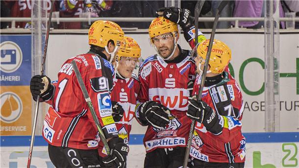 Pinguins kämpfen sich im ersten DEL-Saisonspiel zum ersten Sieg Verteidiger Matthew Abt (Mitte) brachte die Fischtown Pinguins im ersten Drittel in Führung.