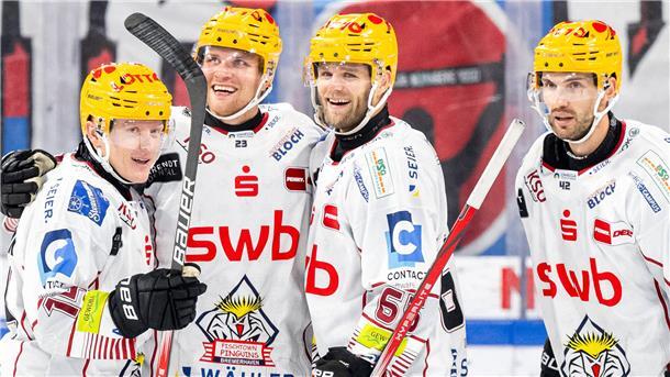 Verteidiger Matthew Abt (re.) verkürzte in Skelleftea auf 1:2 für die Fischtown Pinguins und startete damit die Aufholjagd.