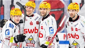 Verteidiger Matthew Abt (re.) verkürzte in Skelleftea auf 1:2 für die Fischtown Pinguins und startete damit die Aufholjagd.