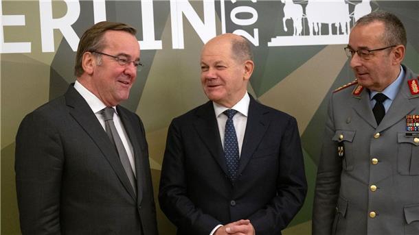 Scholz verspricht mehr Milliarden für das Militär Verteidigungsminister Boris Pistorius, Bundeskanzler Olaf Scholz (beide SPD) und Carsten Breuer, Generalinspekteur der Bundeswehr.