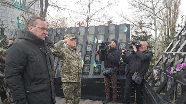 Verteidigungsminister Boris Pistorius legt am Denkmal für die auf dem Maidan getöteten Demonstranten in Kiew einen Kranz nieder.