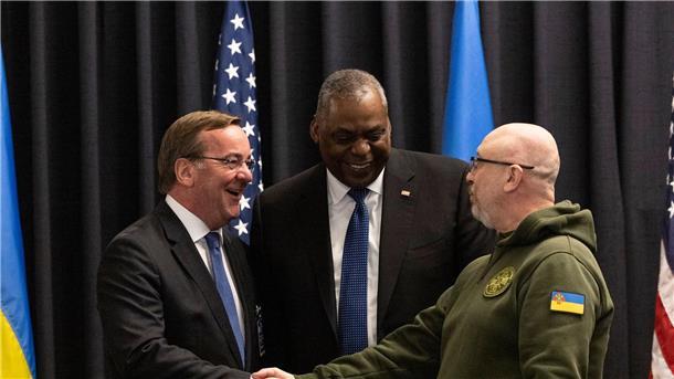 Zählen statt liefern: Noch kein Marschbefehl für den Leopard Verteidigungsminister Boris Pistorius (l) mit seinem ukrainischen Kollegen Olexij Resnikow (r) und dem amerikanischen Verteidigungsminister Lloyd Austin auf der Ukraine-Konferenz in Ramstein