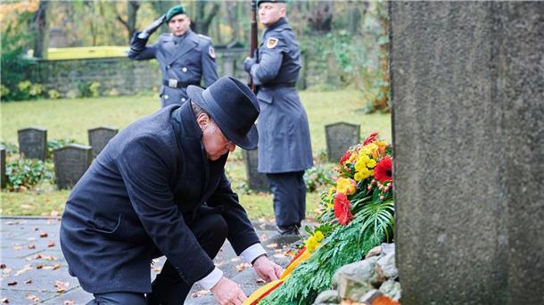 Verteidigungsminister Boris Pistorius richtet einen Kranz auf dem Jüdischen Friedhof Weißensee. Am Volkstrauertag wird jedes Jahr der Opfer von Krieg und Gewaltherrschaft gedacht.