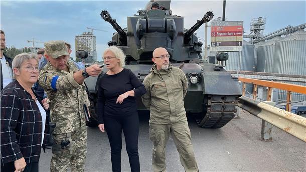 Verteidigungsministerin Christine Lambrecht mit ihrem ukrainischen Amtskollegen Olexij Resnikow (r) in Odessa.