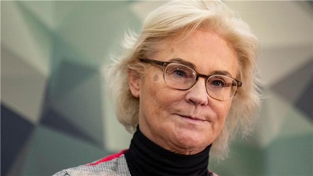 Verteidigungsministerin Christine Lambrecht (SPD) spricht im Verteidigungsministerium bei einem Statement zu Ausrüstungsfragen der Bundeswehr.