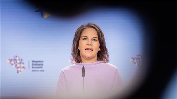Verteidigungsministerin Christine Lambrecht (SPD) und Außenministerin Annalena Baerbock (Grüne) fordern mehr Geld für die militärische Unterstützung der Ukraine.
