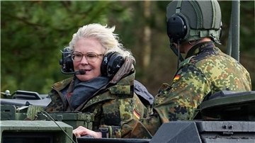 Verteidigungsministerin Christine Lambrecht steht wegen der schleppenden Beschaffung von Ausrüstung und Waffen für die Bundeswehr in der Kritik.