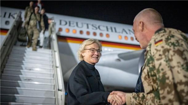 Verteidigungsministerin Christine Lambrecht wird am Flughafen von Bamako von Verteidigungsattaché Carsten Boos begrüßt.
