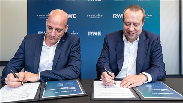 Vertragsunterzeichnung: Dr. Holger Himmel (rechts), CFO RWE Offshore Wind, und Jost Backhaus, Geschäftsführer bei Steelwind Nordenham.