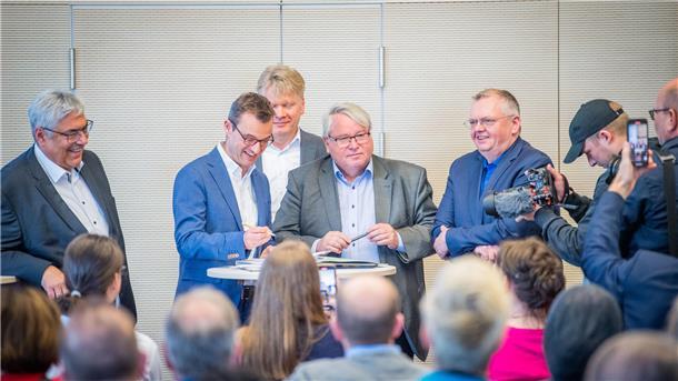 Vertragsunterzeichnung (von links): Oberbürgermeister Melf Grantz, Schulstadtrat Michael Frost, Stäwog-Geschäftsführer Sieghard Lückehe, Notar Sven Klook und Bürgermeister Torsten Neuhoff. Foto: Hartmann