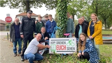 Vertreter der Fahrradinitiative Tarmstedt (FIT), der Verkehrswacht, der Polizei, der Samtgemeinde und der KGS platzierten jetzt das blaue Rad an der Hepstedter Straße in Tarmstedt. 